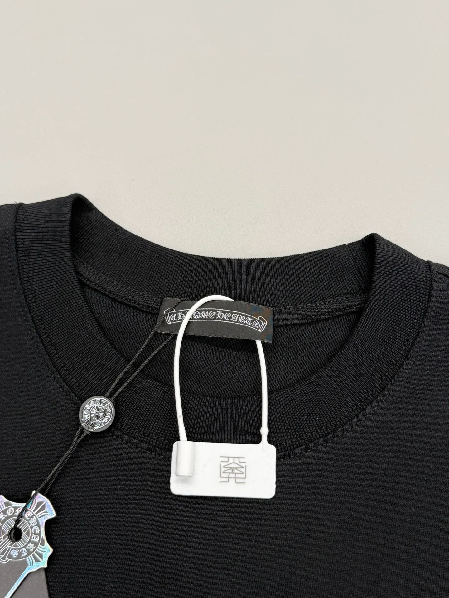 P170 [High Quality] Chrome hearts T-shirt short sleeve. The new model is embroidered with leather horseshoe logo on the front and back, and the back panel is designed with leather ten-rivet embroidery. High-end custom-made 32-count 285-gram fabric. Soft to the touch. Comfortable to wear. Exquisite stitching. Fine workmanship. The upper body effect is incomparably handsome! Same style for men and women Color: Black White Size: S to xL Size chart S: Shoulder width 51 - Bust 55 - Clothing length 70 M: Shoulder width 53 - Bust 57 - Clothing length 72 L: Shoulder width 55 - Bust 59 - Clothing length 74 XL: Shoulder width 57 - Bust 61 - Clothing length 76